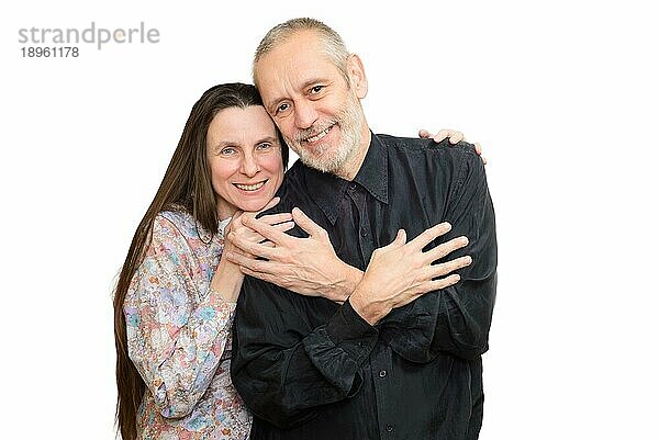 Happy reifen Mann und Frau mit langen Haaren lächelnd für S. Valentinstag oder Jahrestag und umarmen einander. vor weißem Hintergrund