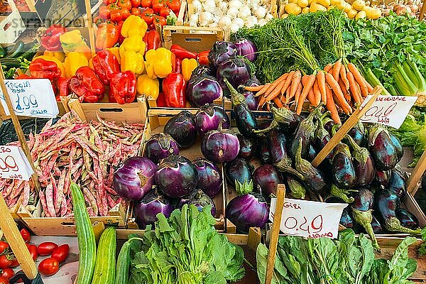Frischer Salat und frisches Gemüse zum Verkauf auf einem Markt