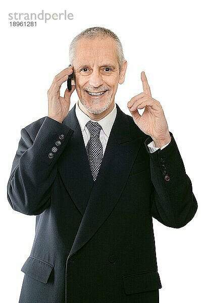 Ein angenehmer Geschäftsmann lächelt auf dem Handy und zeigt den Zeigefinger