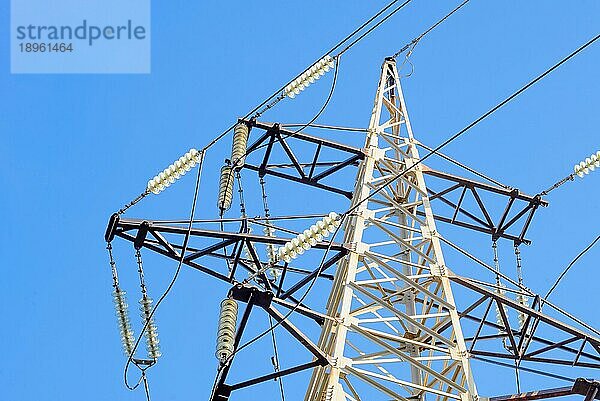 Hochspannungsleitungen von unten gesehen  Raum für Text  Strommast vor blauem Himmel