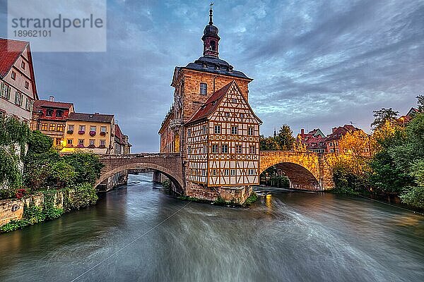 Das historische Alte Rathaus von Bamberg in Bayern  Deutschland in der Dämmerung