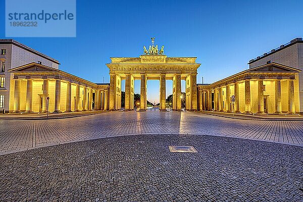 Das beleuchtete Brandenburger Tor in Berlin nach Sonnenuntergang ohne Menschen