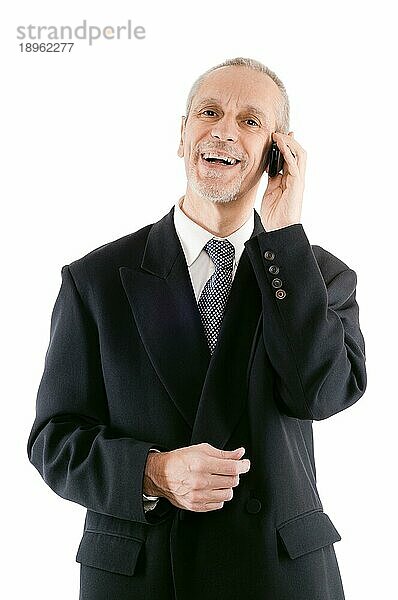 Ein freundlicher Geschäftsmann lächelt in sein Handy