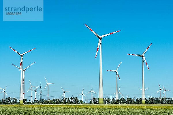 Moderne Windkraftanlagen an einem sonnigen Tag in Deutschland