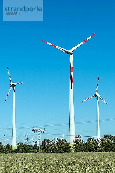 Moderne Windenergieanlagen an einem sonnigen Tag in Deutschland