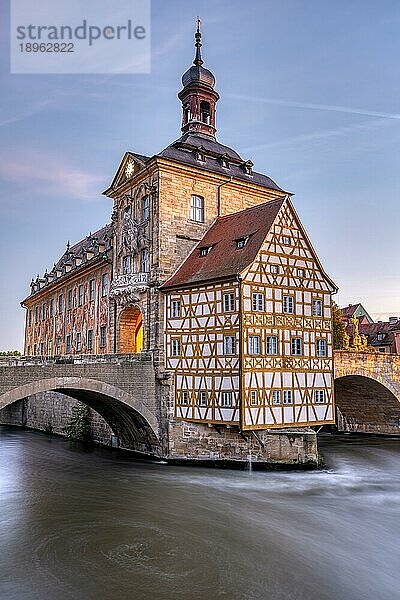 Frühmorgens am schönen Rathaus von Bamberg in Bayern  Deutschland  Europa