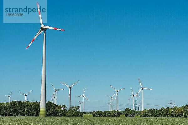 Windenergieanlagen an einem sonnigen Tag in Deutschland