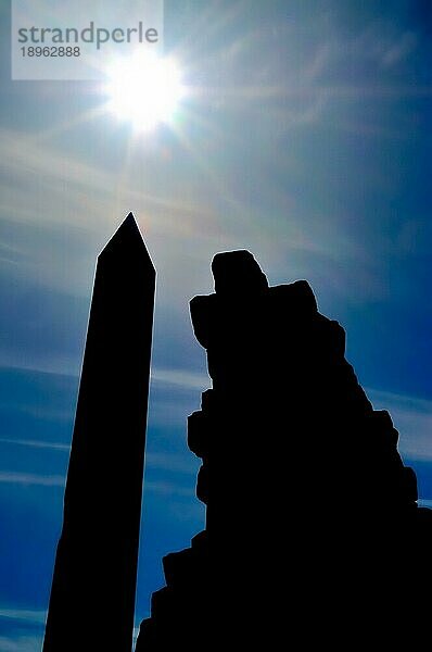 Die Silhouette eines ägyptischen Obelisken in Luxor