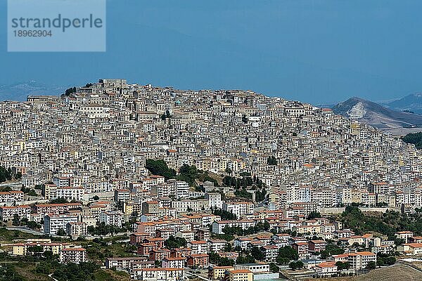 Gangi in Sizilien mit der Silhouette des Ätnas im Hintergrund