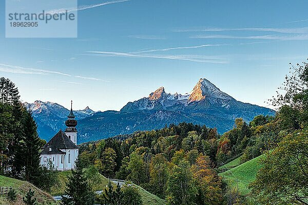 Schöner Herbstmorgen in Bayern mit der kleinen Maria-Gern-Kirche und dem Berg Watzmann