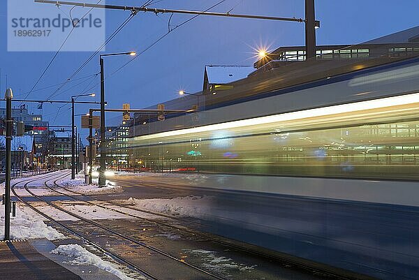 Straßenbahn in Bewegung Unschärfe im Winter in Zürich  Schweiz  Europa