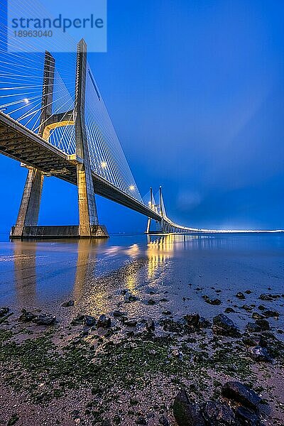 Die imposante Schrägseilbrücke Vasco da Gama über den Tejo in Lissabon  Portugal  bei Sonnenaufgang  Europa