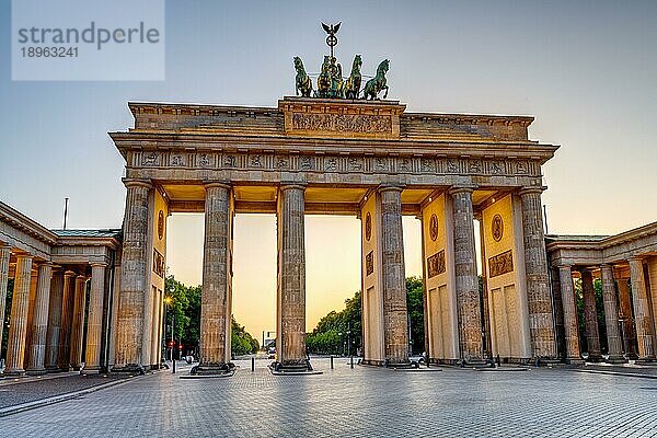 Das historische Brandenburger Tor in Berlin bei Sonnenuntergang ohne Menschen