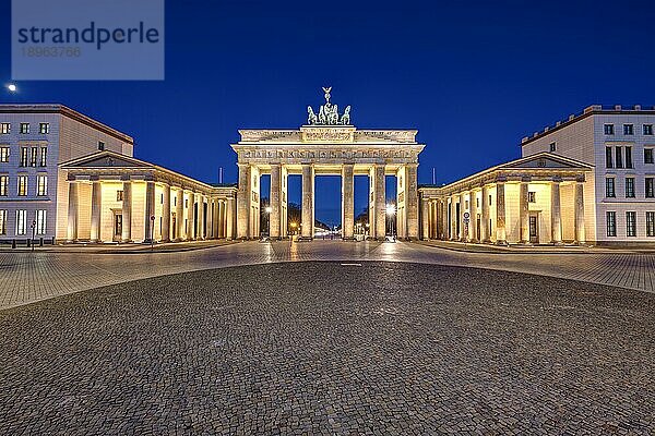 Panorama des berühmten beleuchteten Brandenburger Tores in Berlin bei Nacht ohne Menschen