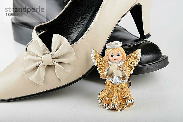 Männliche und weibliche Schuhe mit einem süßen kleinen Engel zum Valentinstag  dem Tag der Liebenden