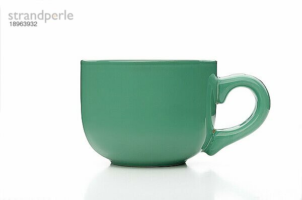 Eine einfache grüne Teetasse vom Profil aus gesehen