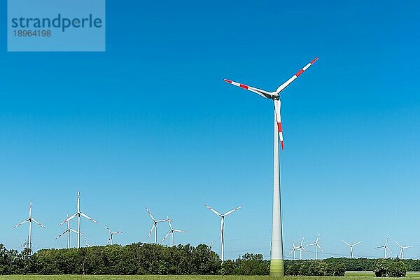 Windenergieanlagen an einem sonnigen Tag in Deutschland