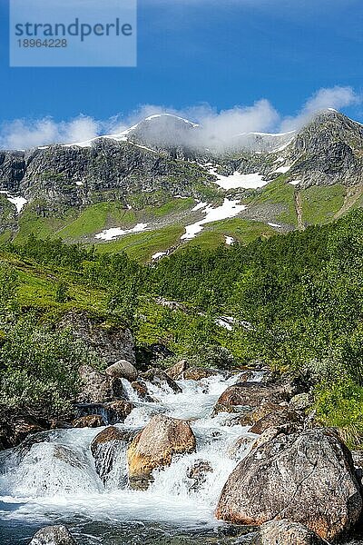 Schöne Berglandschaft bei Bakka und dem Naroyfjord in Norwegen