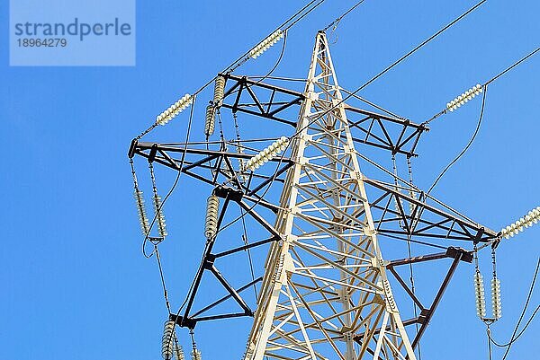 Hochspannungsleitungen von unten gesehen  Raum für Text  Strommast vor blauem Himmel