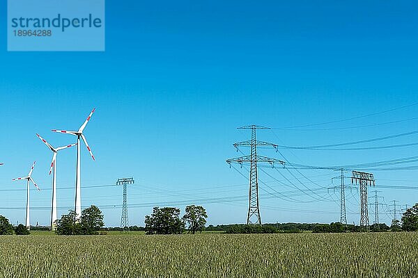 Stromleitungen in Windkraftanlagen an einem sonnigen Tag in Deutschland