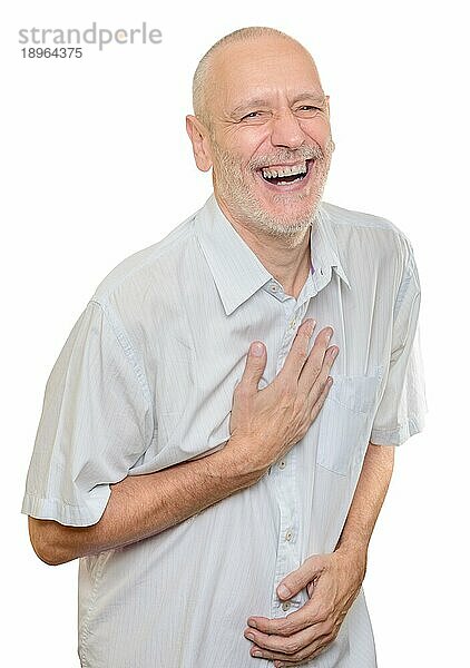 Mann mit hellem Baumwollhemd  der laut lacht  vor weißem Hintergrund