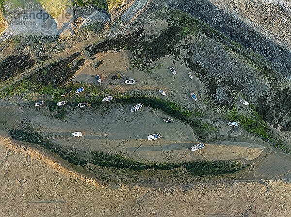 Luftbild  Draufsicht von Fischerbooten bei Ebbe in der Bucht von Bude  North Cornwall  England  Großbritannien  Europa