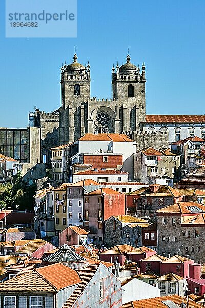 Die Kathedrale und ein Teil der Altstadt von Porto an einem sonnigen Tag