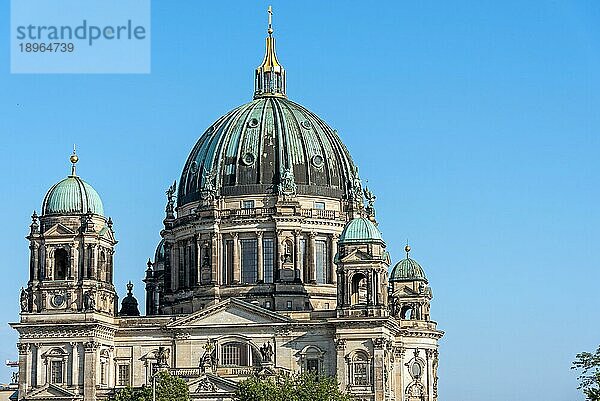 Der berühmte Berliner Dom an einem sonnigen Tag