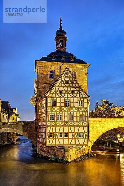 Das Alte Rathaus von Bamberg in Deutschland bei Nacht