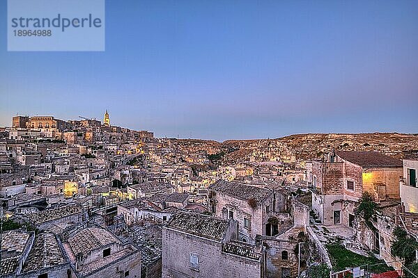 Die Altstadt von Matera in Süditalien in der Abenddämmerung