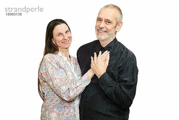 Happy reifen Mann und Frau mit langen Haaren lächelnd für S. Valentinstag oder Jahrestag und setzen die Hände auf das Herz. vor weißem Hintergrund