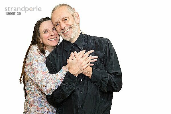 Happy erwachsenen Mann und Frau mit langen Haaren lächelnd für S. Valentinstag oder Jahrestag und umarmen einander. vor weißem Hintergrund