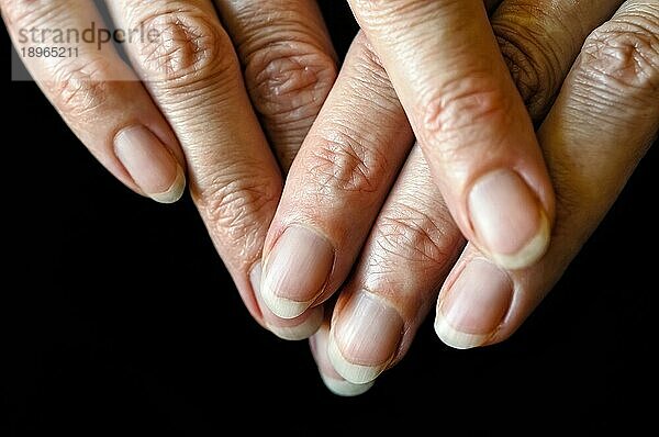 Nette ältere Frau die Finger auf schwarzem Hintergrund