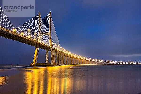 Die imposante Schrägseilbrücke Vasco da Gama über den Fluss Tejo in Lissabon  Portugal  bei Nacht  Europa
