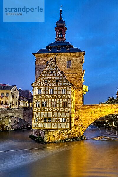 Das alte Fachwerk-Rathaus von Bamberg in Deutschland bei Nacht