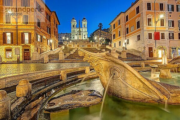 Die leere Spanische Treppe in Rom zur blaün Stunde
