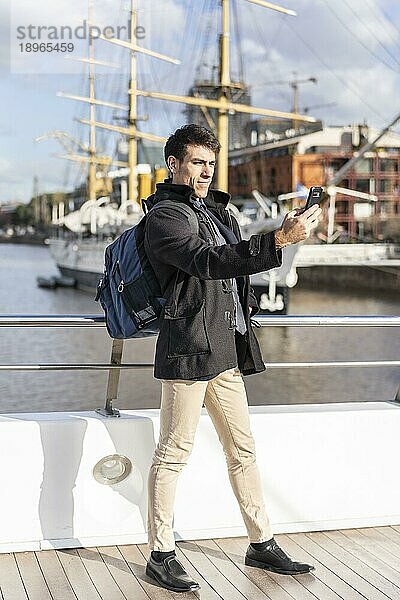 Gutaussehender Tourist macht Selfies in Puerto Madero  Buenos Aires  Argentinien  Südamerika