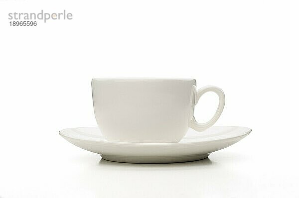 Eine einfache weiße Tee oder Kaffeetasse vom Profil aus gesehen