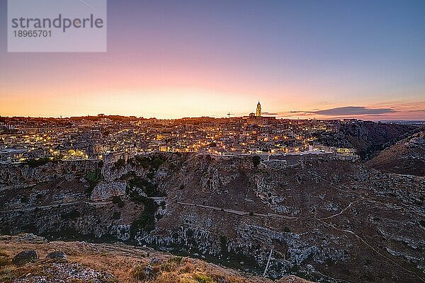 Die schöne Altstadt von Matera und die Schlucht des Flusses Gravina nach Sonnenuntergang