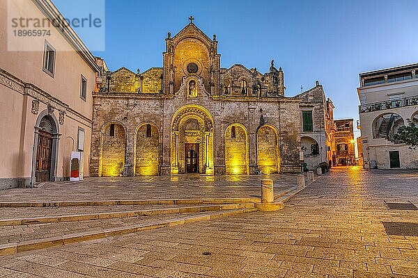 Die Kirche San Giovanni Battista in Matera  Italien  bei Sonnenaufgang  Europa
