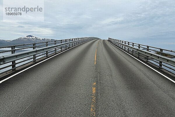 Himmelsstraße  Atlantikstraße  Storseisund-Brücke  Storseisundbrua in Norwegen