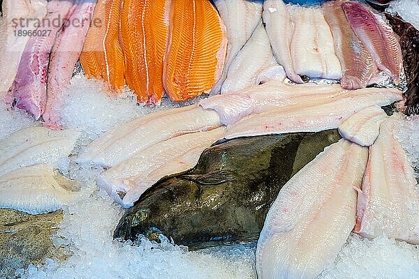 Frische Fischfilets zum Verkauf auf dem Fischmarkt in Bergen  Norwegen  Europa