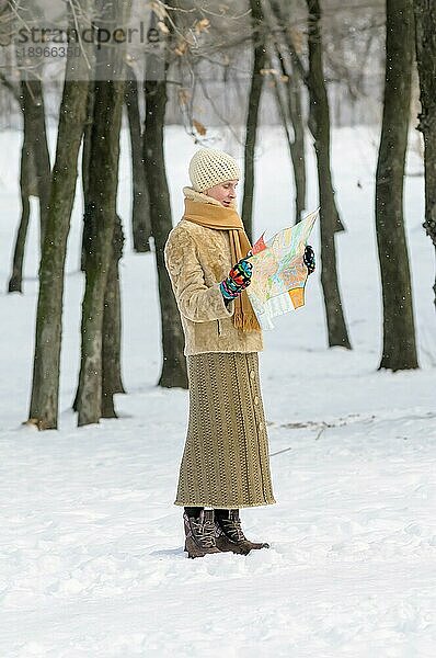 Eine Frau  die sich im Winter im Wald verirrt hat