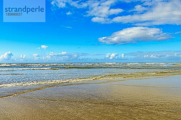 Ruhiger und einsamer Strand mit kleinen Wellen und klarem Wasser in Serra Grande an der Küste von Bahia
