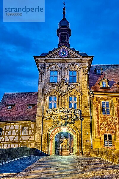Das historische Alte Rathaus von Bamberg in Bayern  Deutschland  bei Nacht  Europa