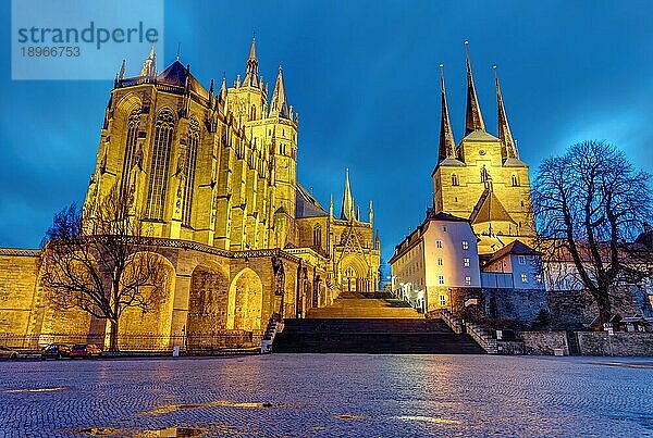 Die berühmte Kathedrale und die Severikirche in Erfurt in der Dämmerung