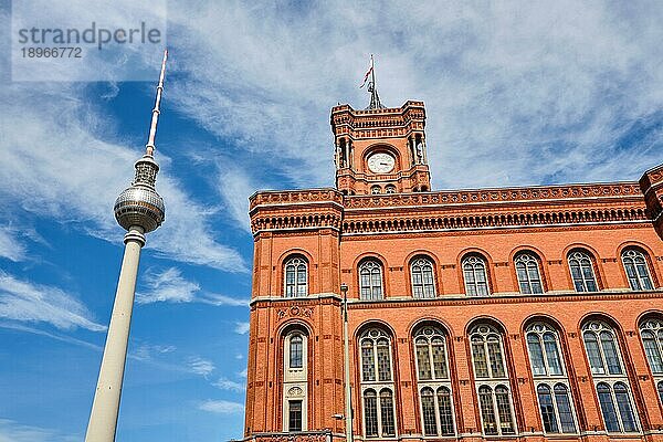 Der berühmte Fernsehturm und das Rathaus von Berlin an einem sonnigen Tag
