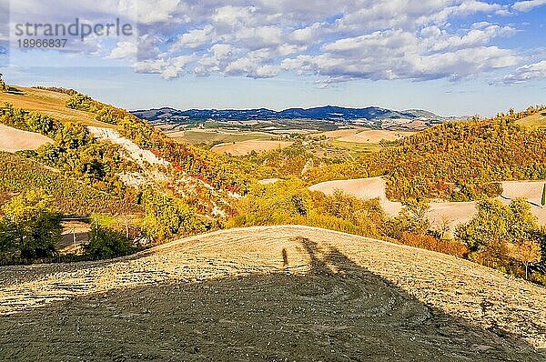 Wolkenlandschaft über den Hügeln des Montefeltro  Region Urbino Italien
