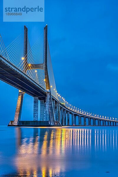 Die Schrägseilbrücke Vasco da Gama über den Fluss Tejo in Lissabon  Portugal  in der Abenddämmerung  Europa