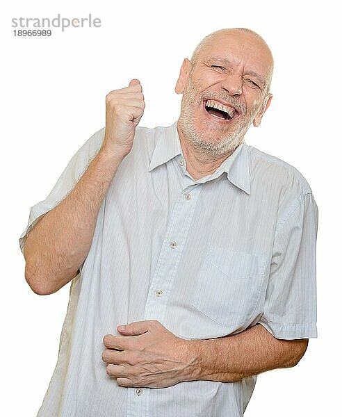 Mann mit hellem Baumwollhemd  der laut lacht  vor weißem Hintergrund
